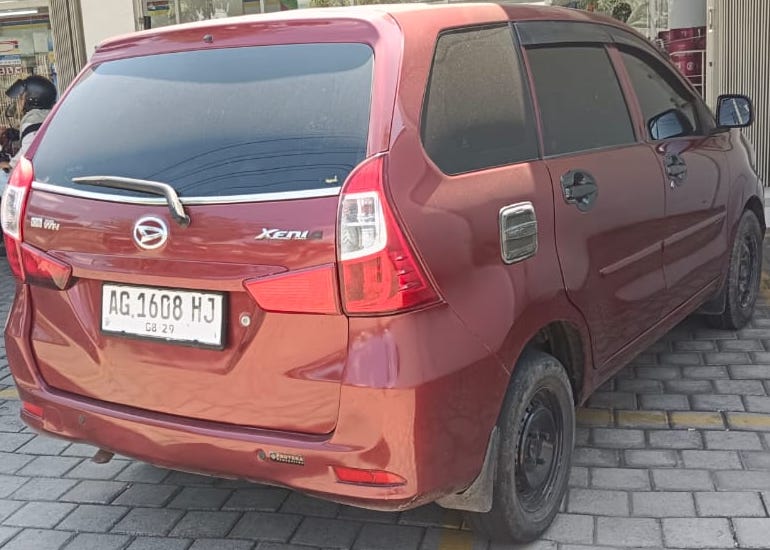 Daihatsu Xenia Tampak Belakang Kanan